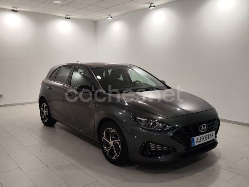 Gris / plata Usado 2022 Hyundai i30 Berlina | 19.600 € (Caro) - Imagen 1/4