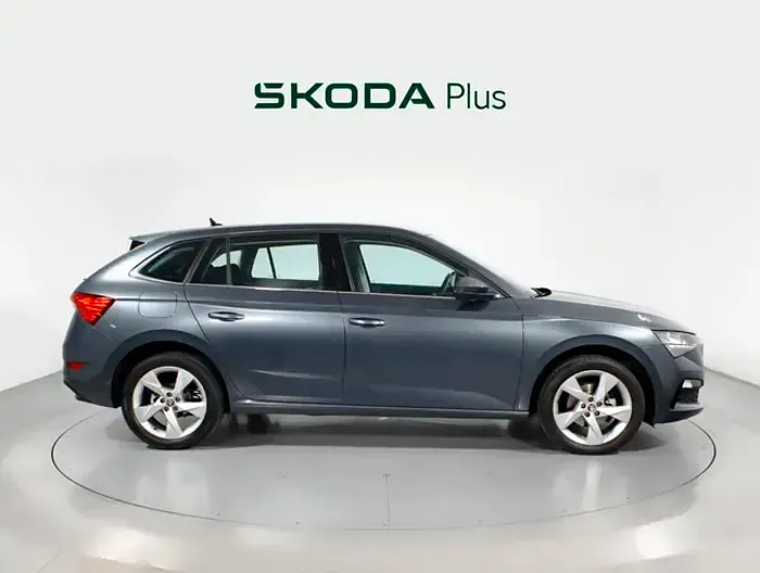 Usado Skoda Scala Ambition 110 CV (80 kW) 2021 Gris Utilitario