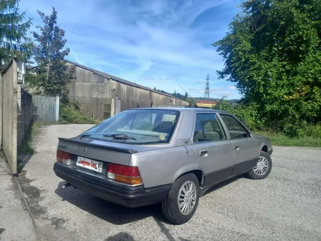 Usado Renault 21 64 CV (47 kW) 1985 Gris Berlina