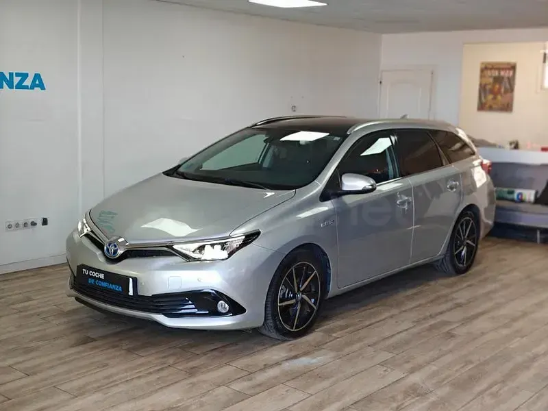 Usado Toyota Auris Hybrid 136 CV (100 kW) 2017 Gris / plata Familiar