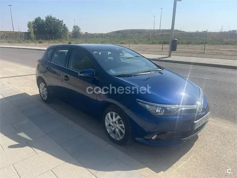 Usado Toyota Auris Hybrid Business Edition 136 CV (100 kW) 2018 Azul Berlina
