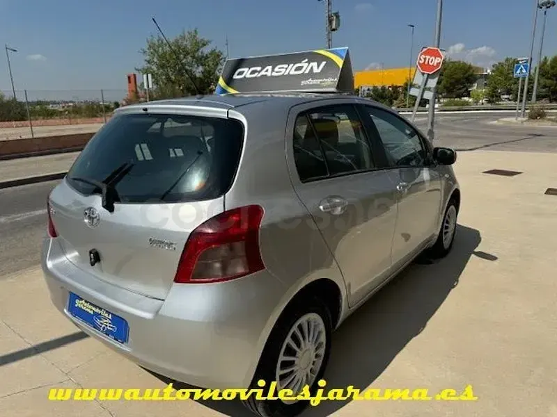 Usado Toyota Yaris Luna 87 CV (63 kW) 2006 Gris / plata Berlina