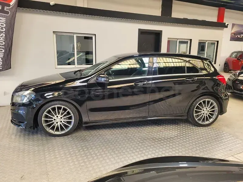Usado Mercedes A180 AMG line 109 CV (80 kW) 2015 Negro Utilitario