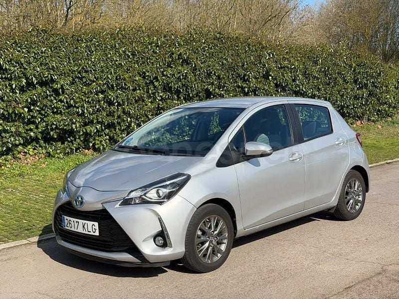 Usado Toyota Yaris Hybrid Advance 100 CV (73 kW) 2018 Gris / plata Berlina