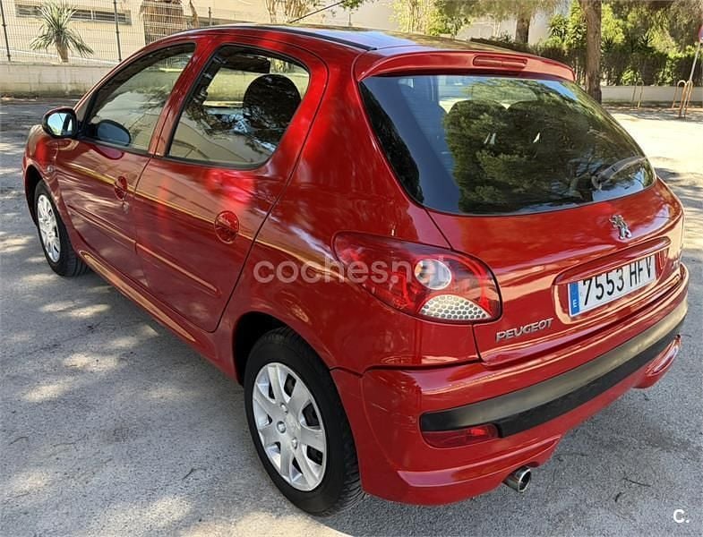 Usado Peugeot 206+ 60 CV (44 kW) 2011 Rojo Utilitario
