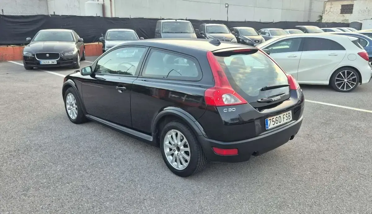 Usado Volvo C30 Kinetic 109 CV (80 kW) 2007 Negro Utilitario