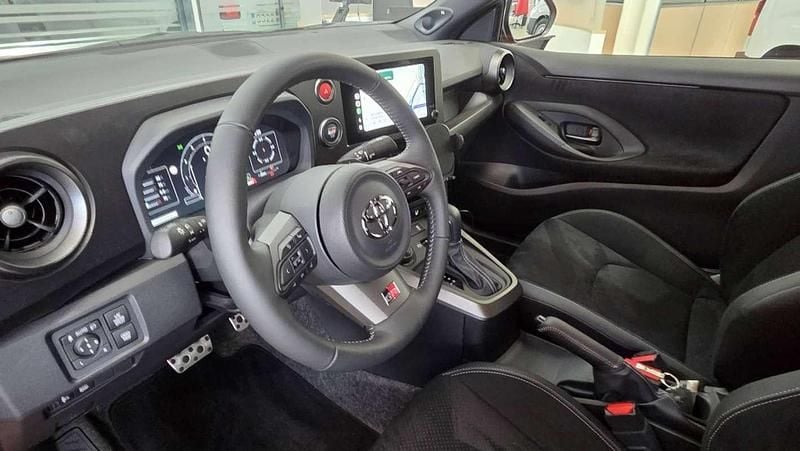 Nowe Toyota Yaris 280 KM (205 kW) 2025 Czerwony Hatchback
