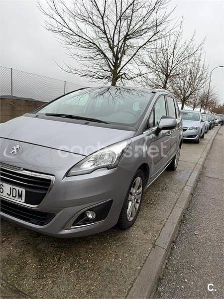 Usado Peugeot 5008 Style 120 CV (88 kW) 2015 Gris / plata Monovolumen
