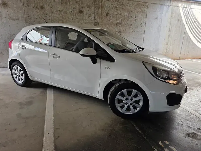 Usado Kia Rio 85 CV (62 kW) 2015 Blanco Berlina