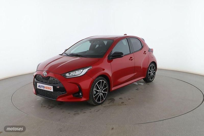 Usado Toyota Yaris Hybrid Sport 116 CV (85 kW) 2024 Rojo Berlina
