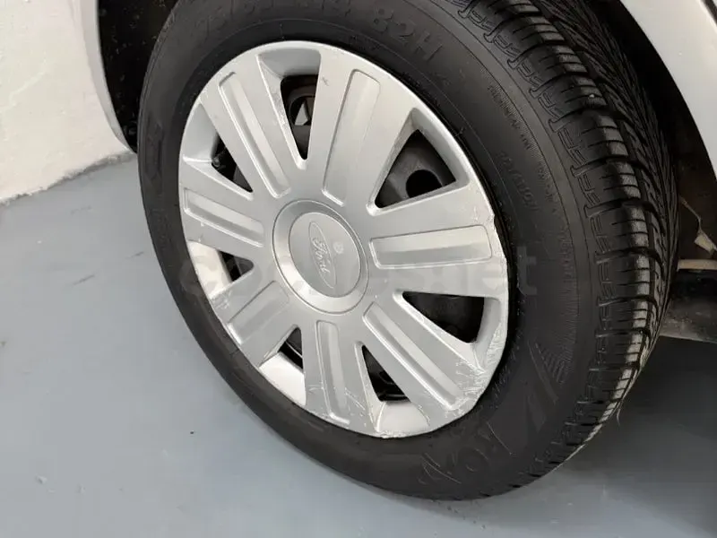 Usado Ford Fiesta Trend 80 CV (58 kW) 2007 Gris / plata Utilitario