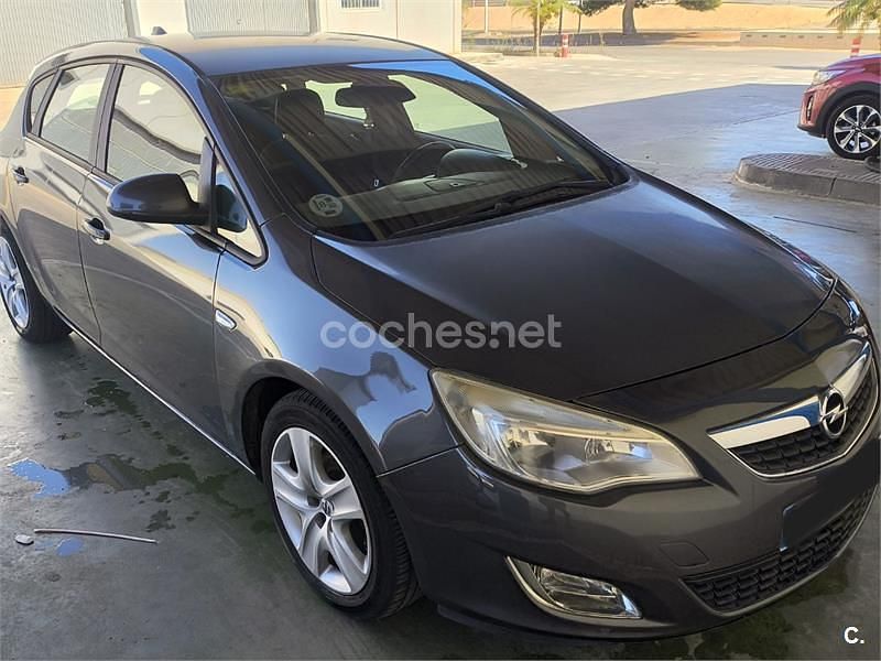 Gris / plata Usado 2011 Opel Astra Enjoy Berlina | 4500 € (Precio justo) - Imagen 1/4