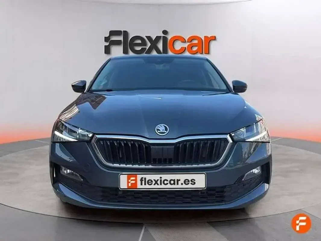 Usado Skoda Scala Ambition 150 CV (110 kW) 2021 Gris Utilitario
