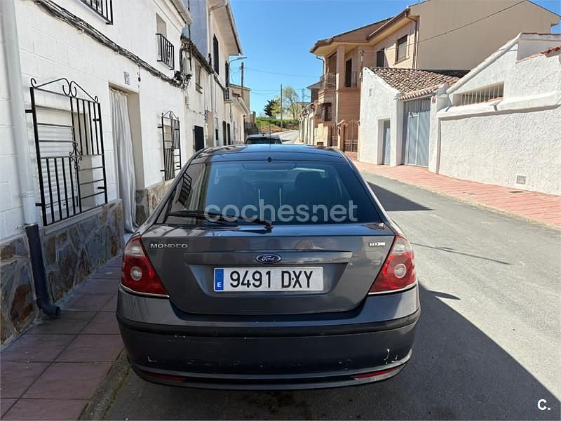 Usado Ford Mondeo Titanium 130 CV (95 kW) 2006 Gris / plata Berlina