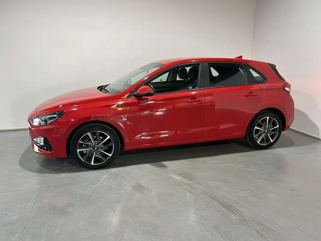 Usado Hyundai i30 110 CV (80 kW) 2023 Rojo Utilitario