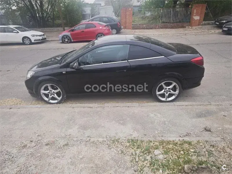 Usado Opel Astra Cabriolet Cosmo 200 CV (147 kW) 2007 Negro Descapotable