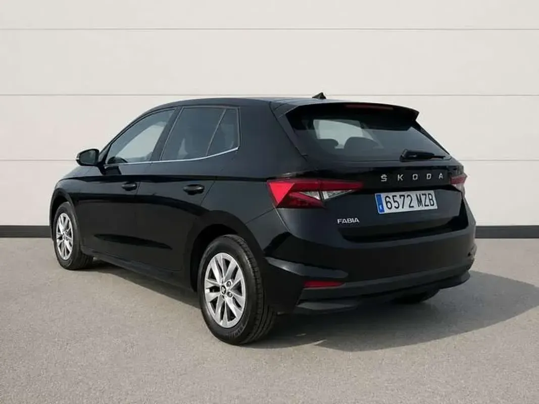 Usado Skoda Fabia Selection 95 CV (69 kW) 2025 Negro Utilitario