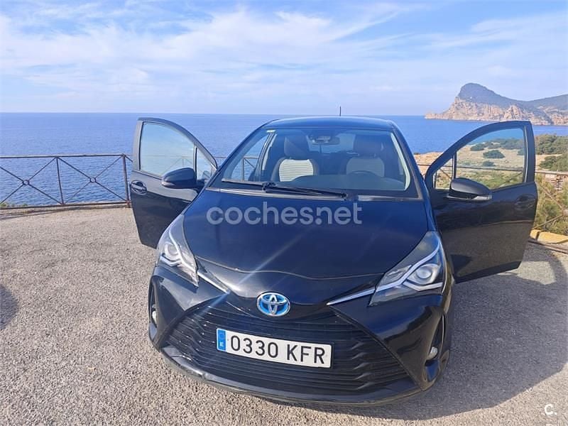 Usado Toyota Yaris Hybrid 100 CV (73 kW) 2017 Negro Berlina