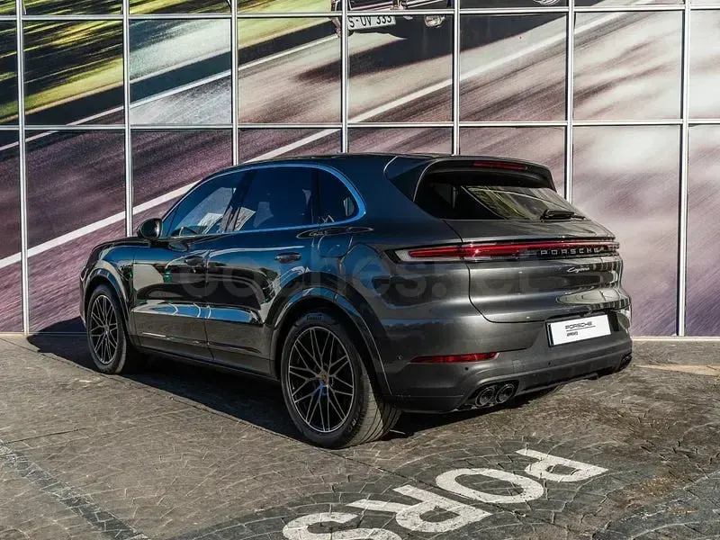 Usado Porsche Cayenne E-Hybrid 470 CV (345 kW) 2025 Gris / plata SUV