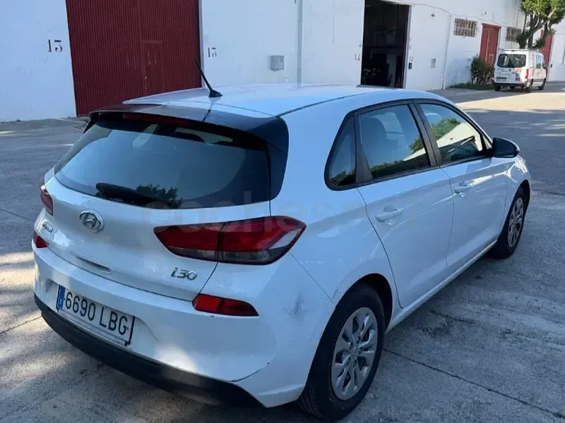 Usado Hyundai i30 120 CV (88 kW) 2019 Blanco Berlina