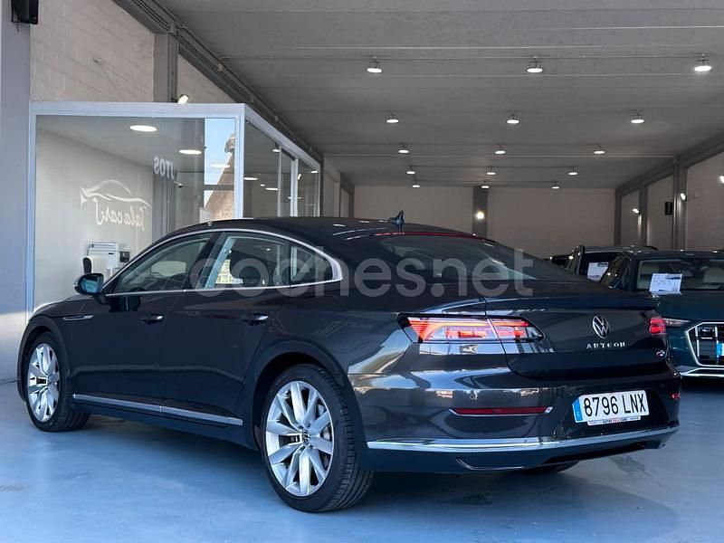 Usado VW Arteon Elegance 150 CV (110 kW) 2021 Gris / plata Berlina