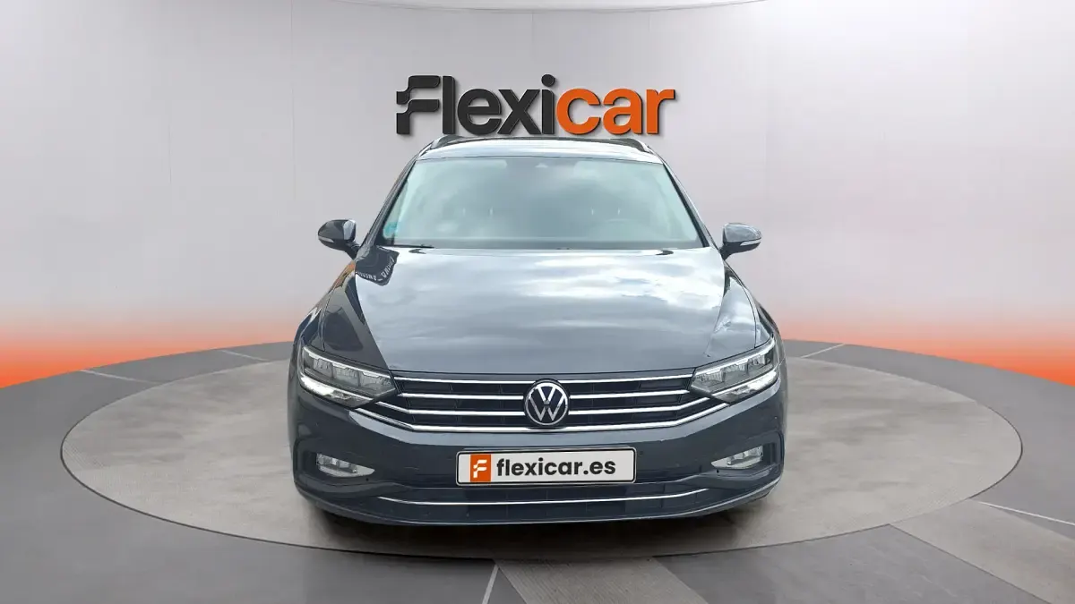 Usado VW Passat 122 CV (89 kW) 2022 Gris Familiar
