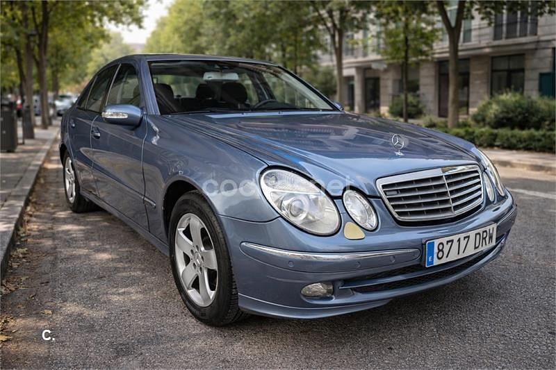 Usado Mercedes E320 Elegance 204 CV (150 kW) 2005 Azul Berlina