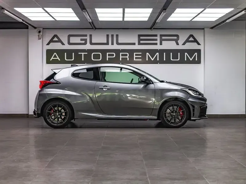 Usado Toyota Yaris 280 CV (205 kW) 2025 Gris / plata Utilitario