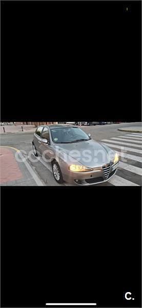 Usado Alfa Romeo 147 Distinctive 105 CV (77 kW) 2005 Gris / plata Utilitario