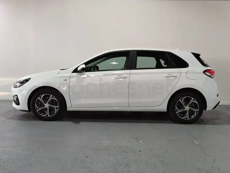 Usado Hyundai i30 120 CV (88 kW) 2022 Blanco Berlina