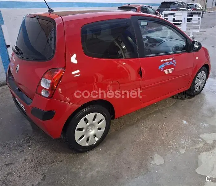 Usado Renault Twingo Dynamique 75 CV (55 kW) 2010 Rojo Utilitario