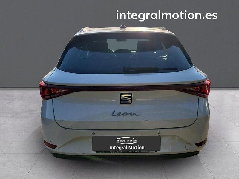 Usado Seat Leon Style 115 CV (84 kW) 2021 Blanco Familiar