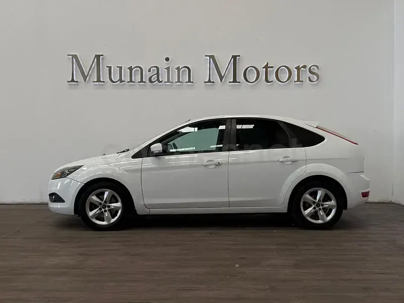 Käytetty Ford Focus Trend 90 HP (66 kW) 2010 Valkoinen Sedan