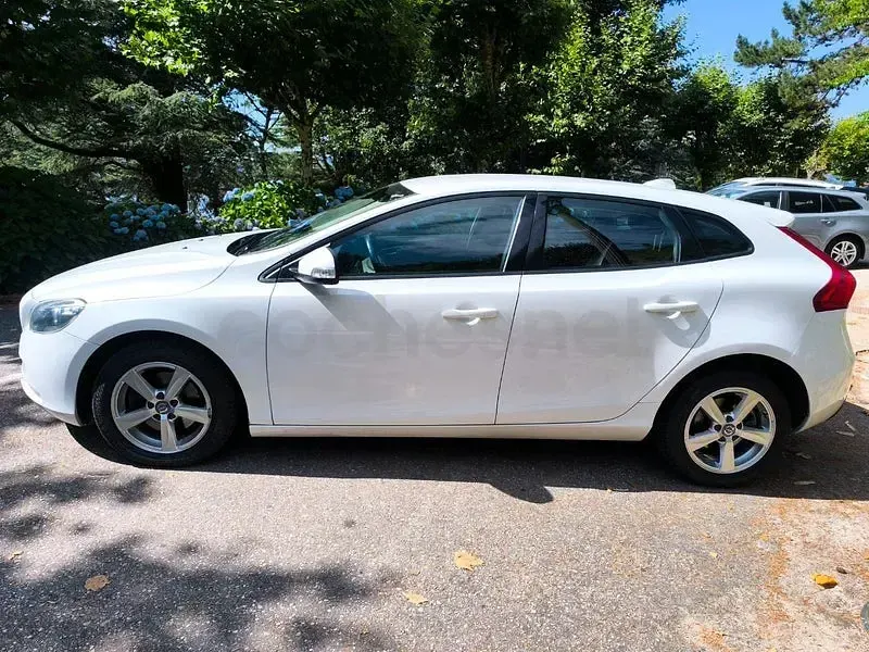 Usado Volvo V40 Kinetic 120 CV (88 kW) 2016 Blanco Berlina
