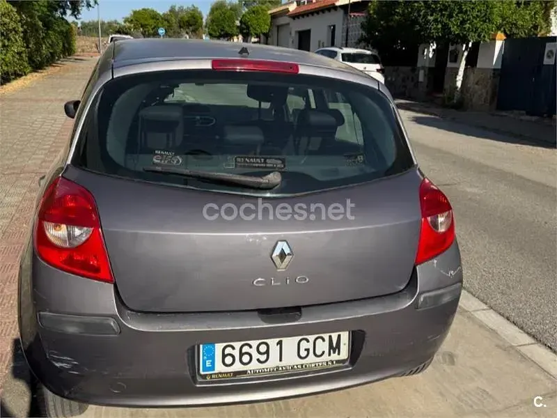 Usado Renault Clio II Authentique 85 CV (62 kW) 2008 Gris / plata Berlina