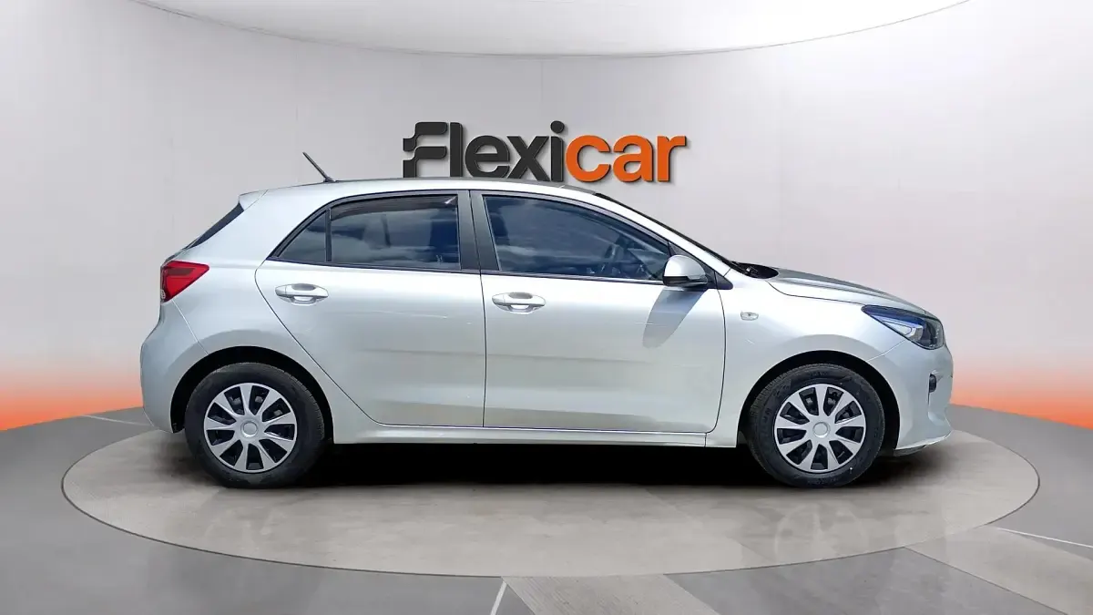 Usado Kia Rio 84 CV (61 kW) 2020 Gris Berlina