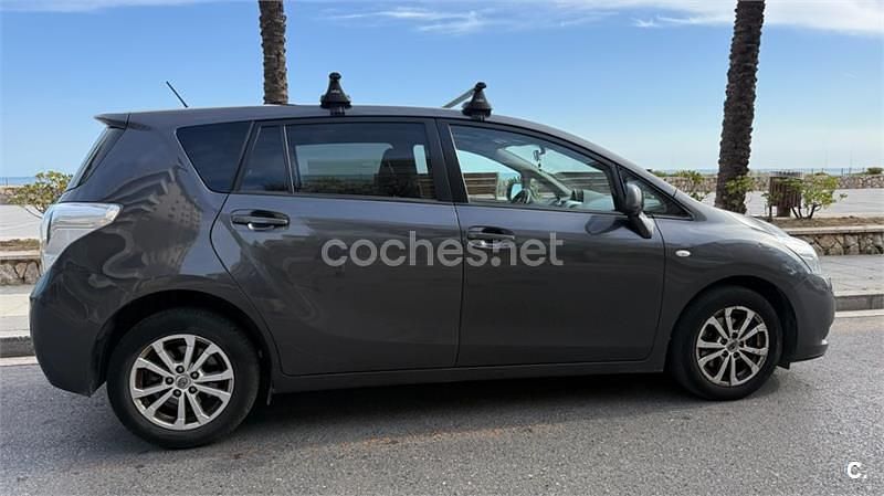 Usado Toyota Verso Advance 126 CV (92 kW) 2011 Gris / plata Monovolumen