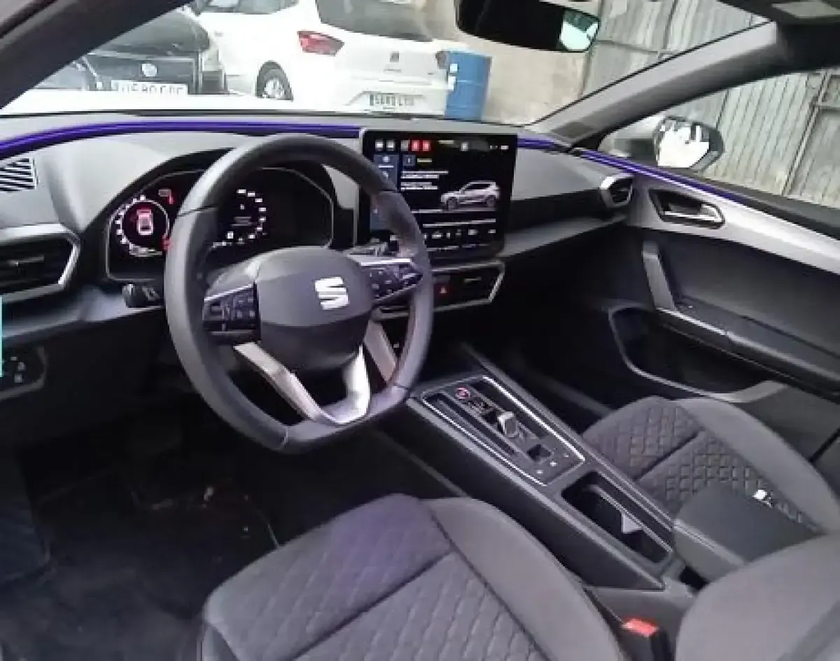 Usado Seat Leon FR 115 CV (84 kW) 2025 Blanco