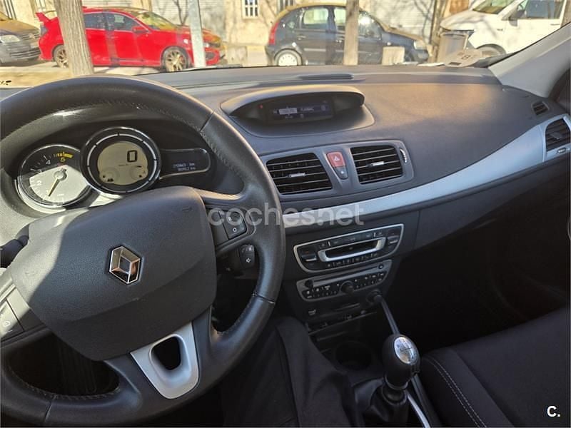 Usado Renault Mégane III Dynamique 110 CV (80 kW) 2011 Gris / plata Berlina