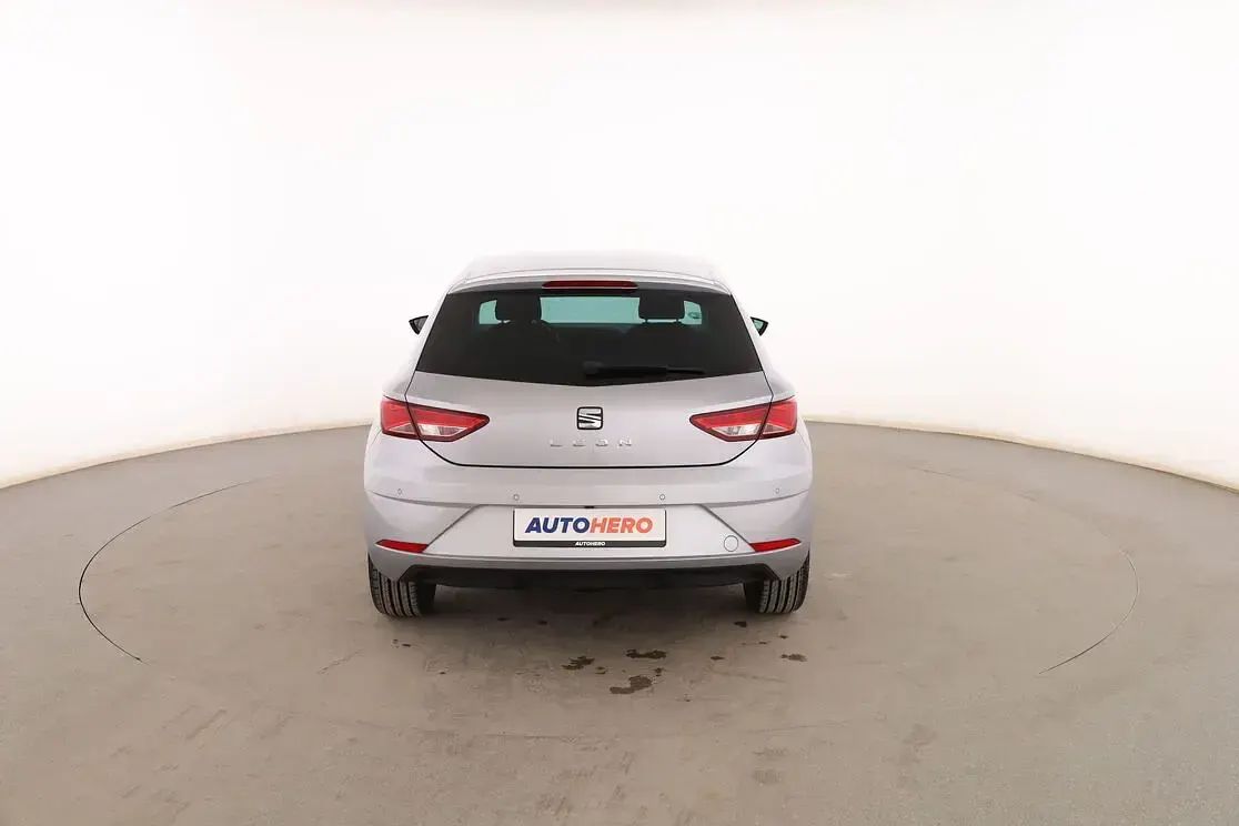 Usado Seat Leon Style 115 CV (84 kW) 2019 Gris Berlina