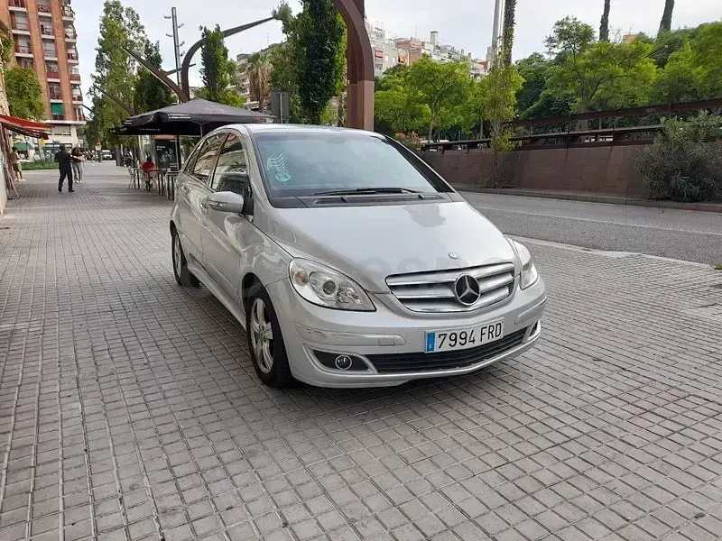 Usado Mercedes B200 136 CV (100 kW) 2007 Gris / plata Monovolumen