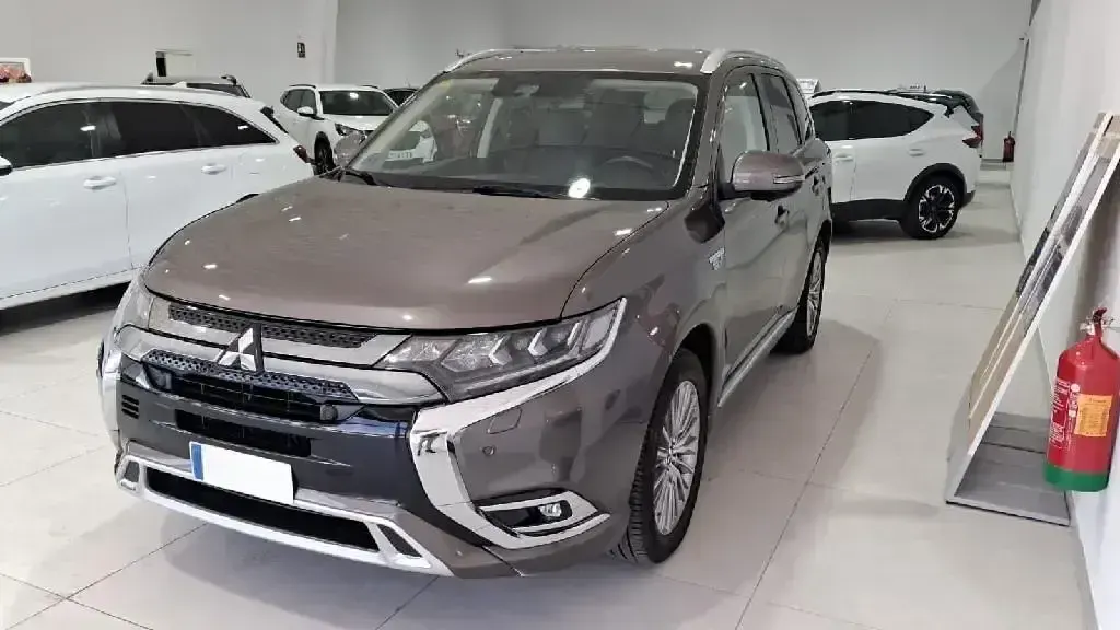 Usado Mitsubishi Outlander P-HEV 224 CV (164 kW) 2020 Marrón SUV