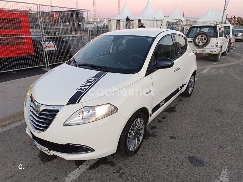 Blanco Usado 2011 Lancia Ypsilon Gold Utilitario | 5700 € (Caro) - Imagen 1/4