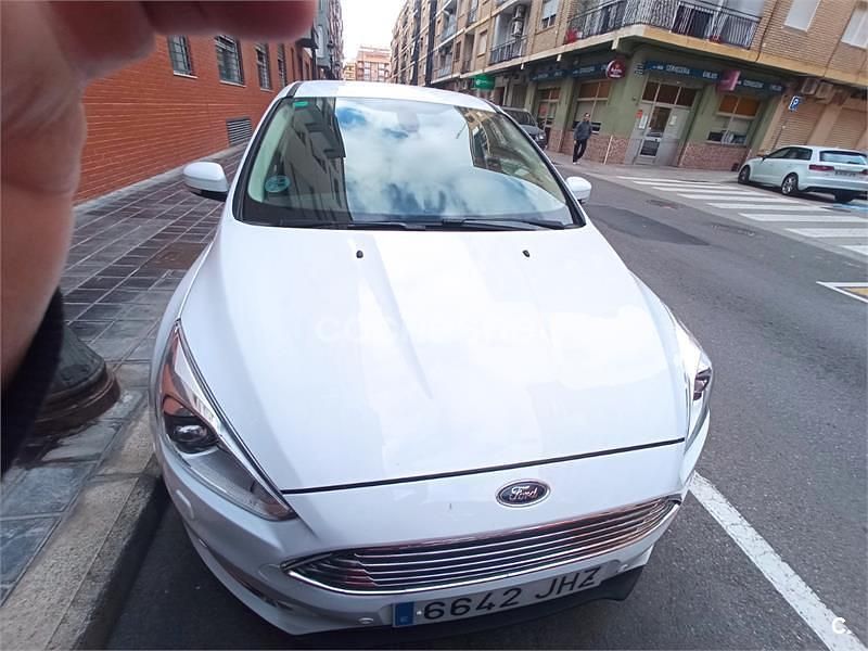 Begagnad Ford Focus Titanium 125 HK (91 kW) 2015 Vit Sedan