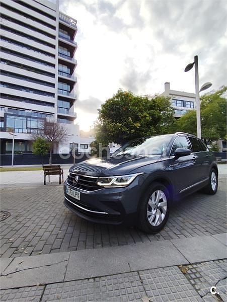 Gris / plata Usado 2021 VW Tiguan Life SUV | 29.490 € (Precio justo) - Imagen 1/4