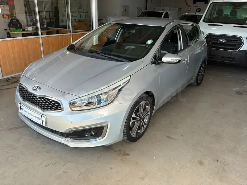Usado Kia Ceed 136 CV (100 kW) 2018 Gris / plata Utilitario
