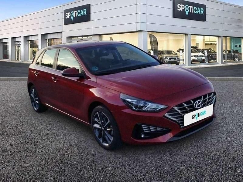 Usado Hyundai i30 110 CV (80 kW) 2023 Rojo Utilitario