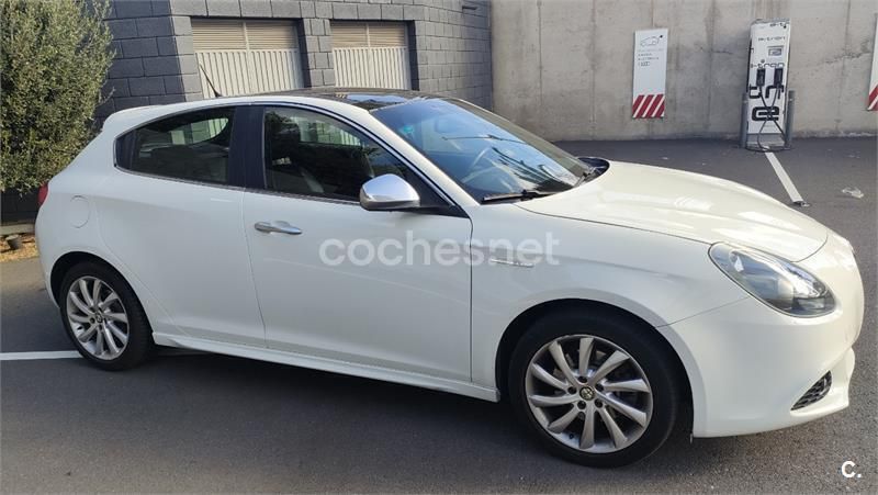 Blanco Usado 2011 Alfa Romeo Giulietta Distinctive Utilitario | 8900 € (Precio justo) - Imagen 1/4