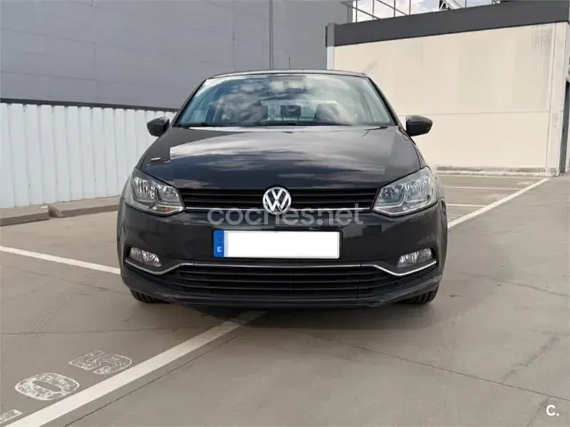 Usado VW Polo Advance 90 CV (66 kW) 2014 Gris / plata Berlina