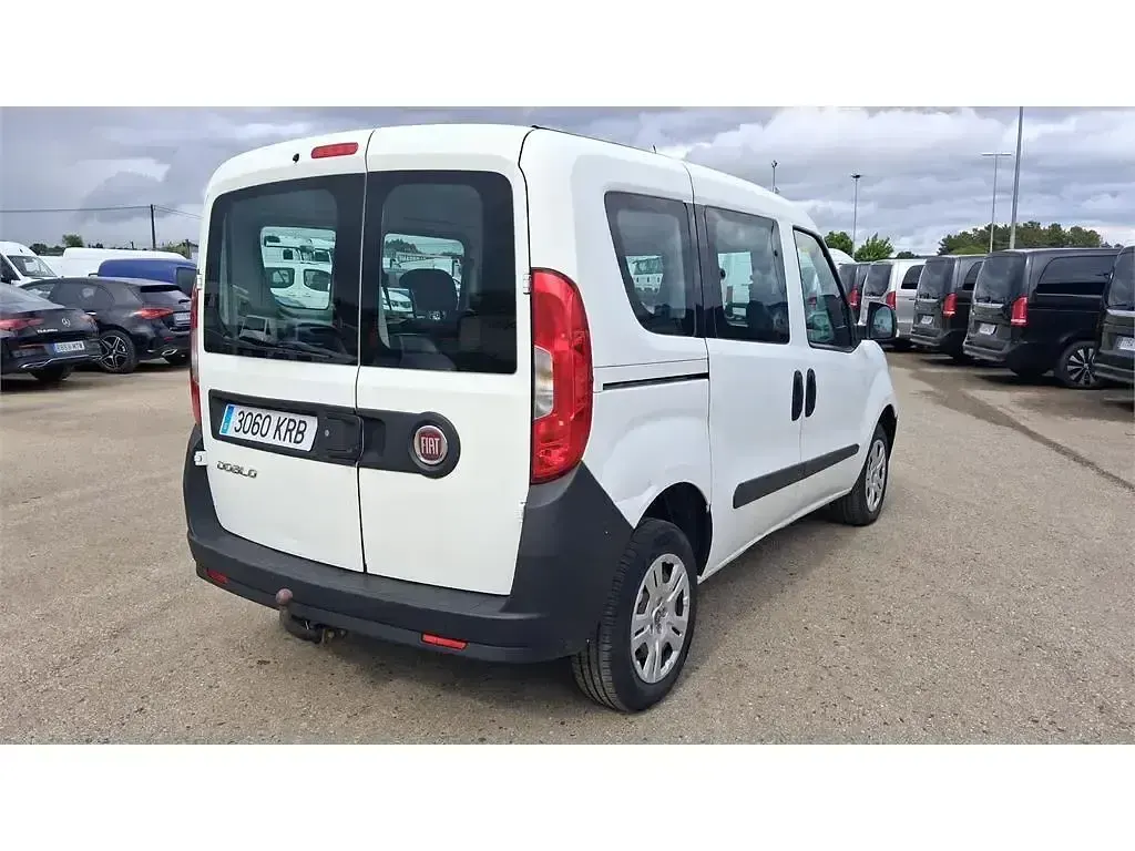 Usado Fiat Doblò Pop 95 CV (69 kW) 2018 Blanco Monovolumen